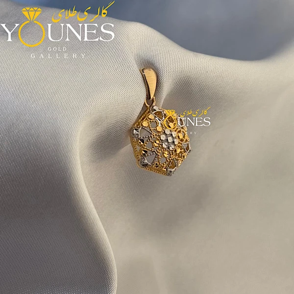 تصویر دوم آویز طلا شش ضلعی تراش دار